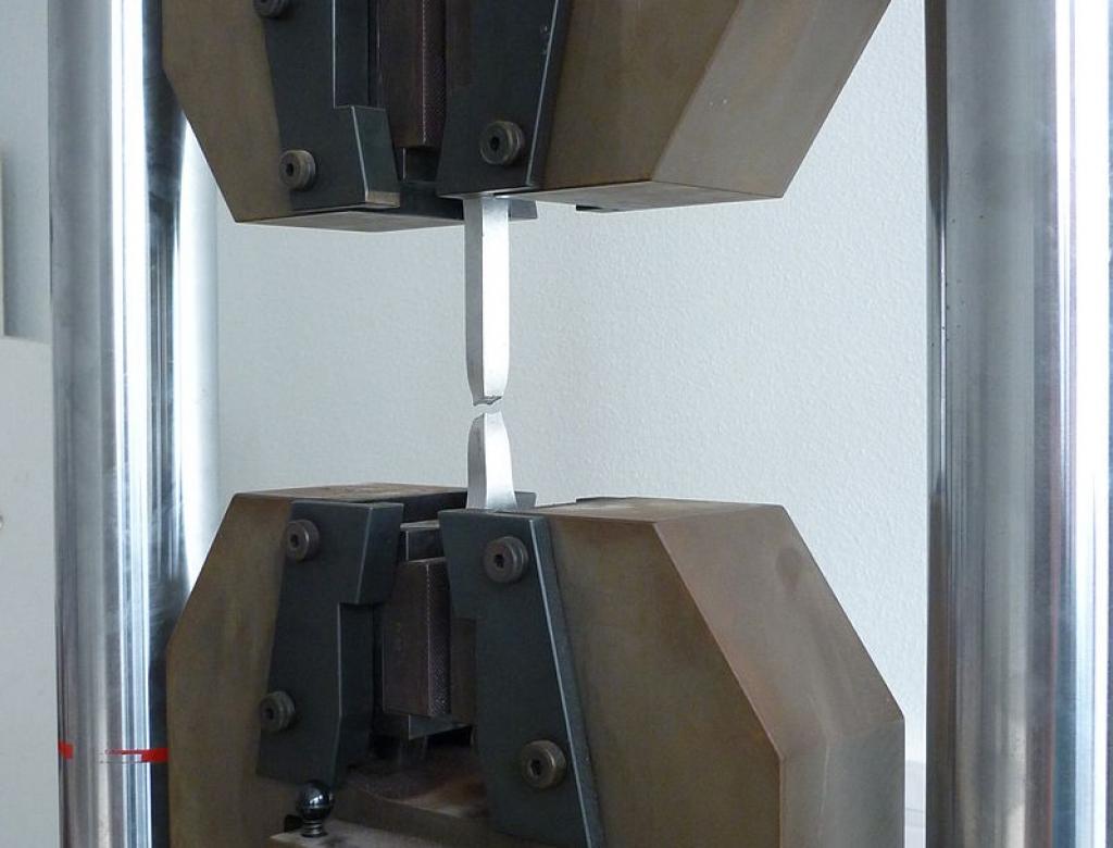 Essais de traction sur échantillons métalliques · Betex Ingénierie
